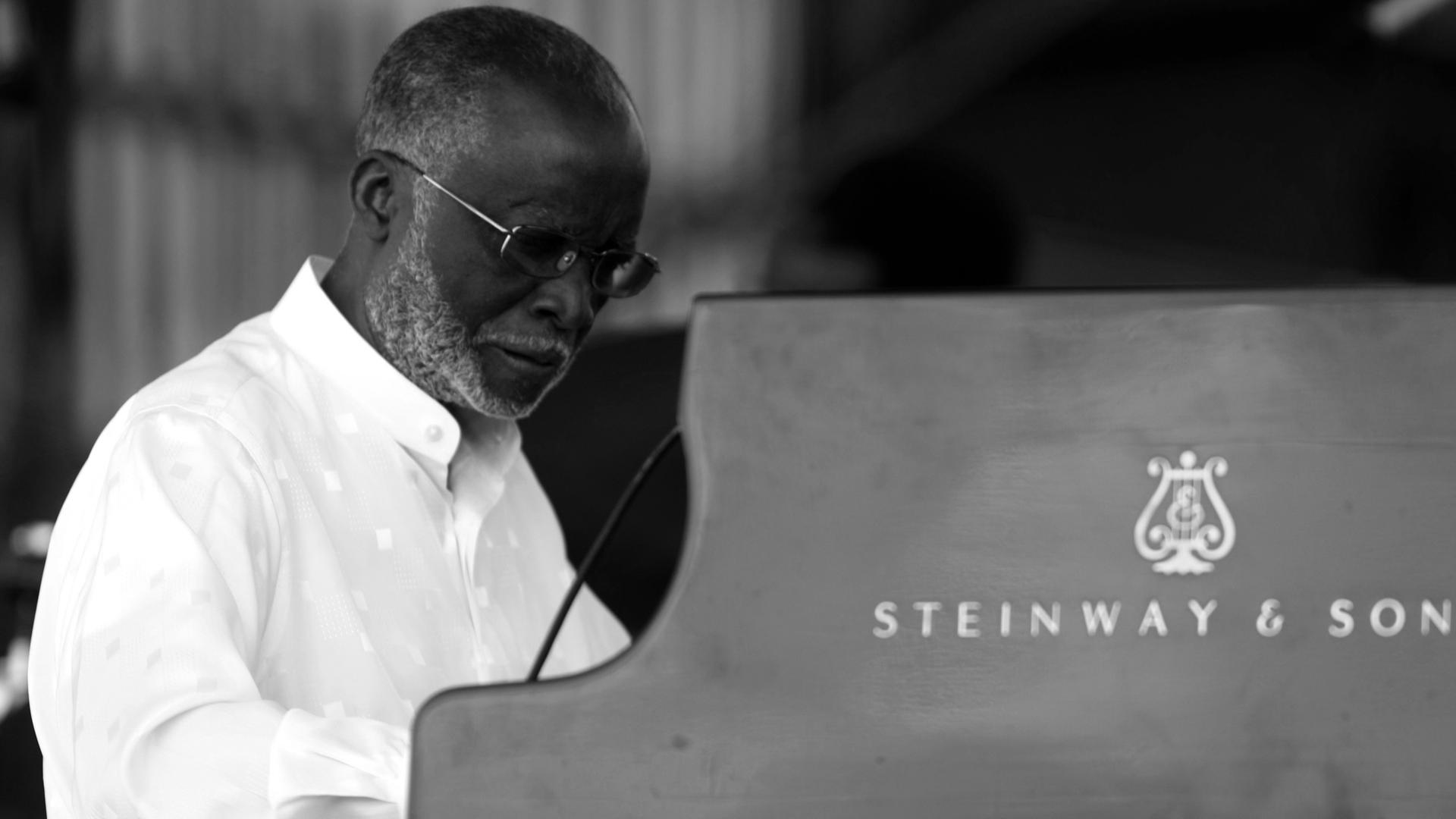 Der US-Jazz-Pianist Ahmad Jamal sitzt an einem Steinway & Son-Flügel. Der US-Jazz-Pianist Ahmad Jamal sitzt an einem Steinway & Son-Flügel.