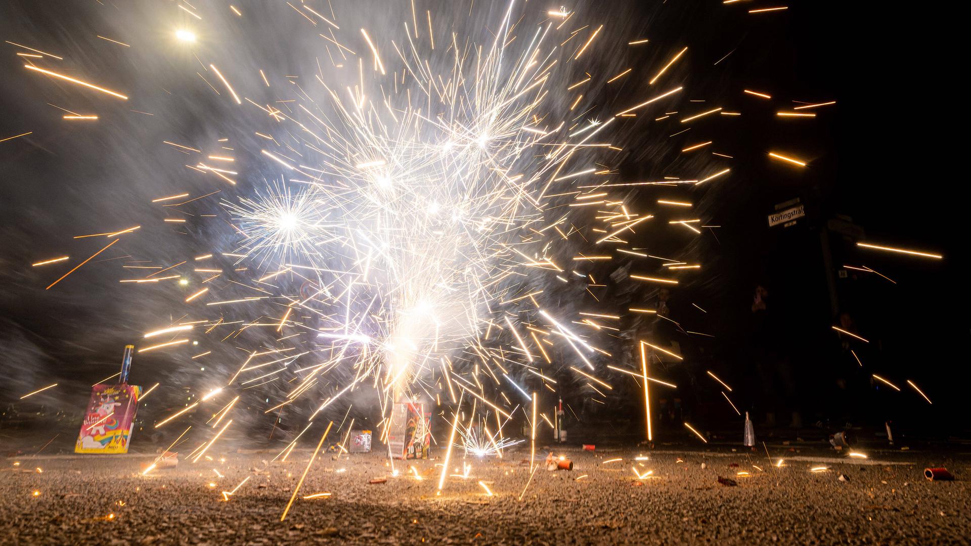 Brennende Wunderkerze in der Silvesternacht Brennende Wunderkerze in der Silvesternacht
