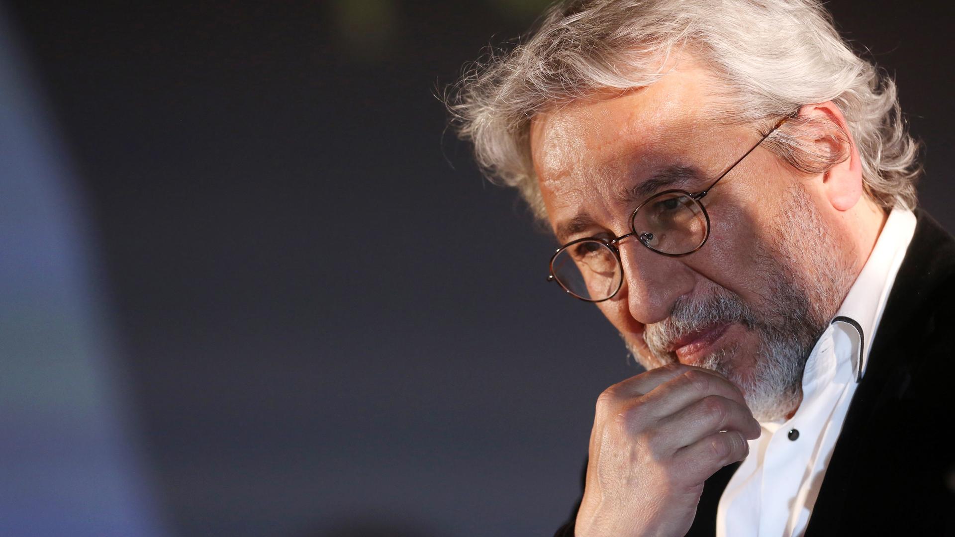 Porträt des Autors Can Dündar in Denkerpose. Porträt des Autors Can Dündar in Denkerpose.
