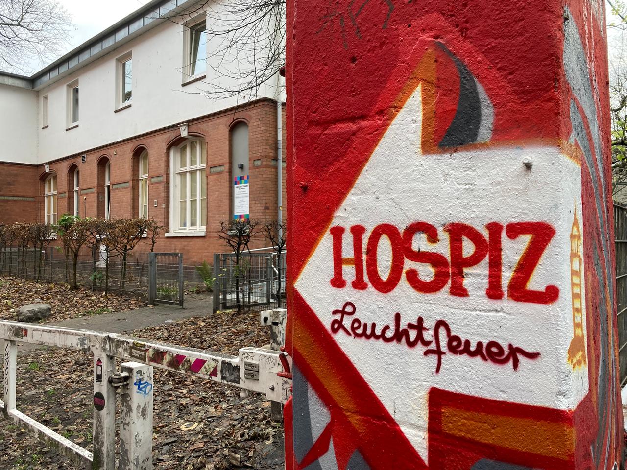 Der Schriftzug "Leuchtfeuer" ist vor dem Hospiz in Hamburg zu sehen Der Schriftzug "Leuchtfeuer" ist vor dem Hospiz in Hamburg zu sehen