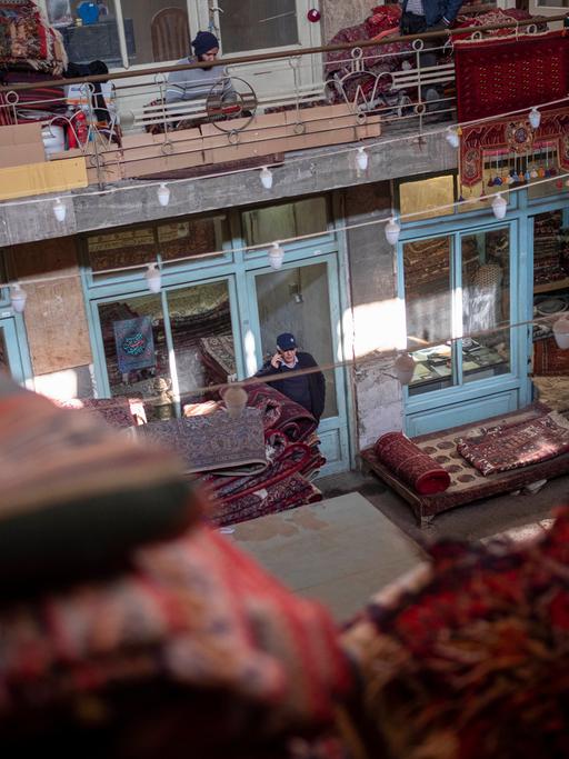 Ein Teppich-Basar in Teheran.