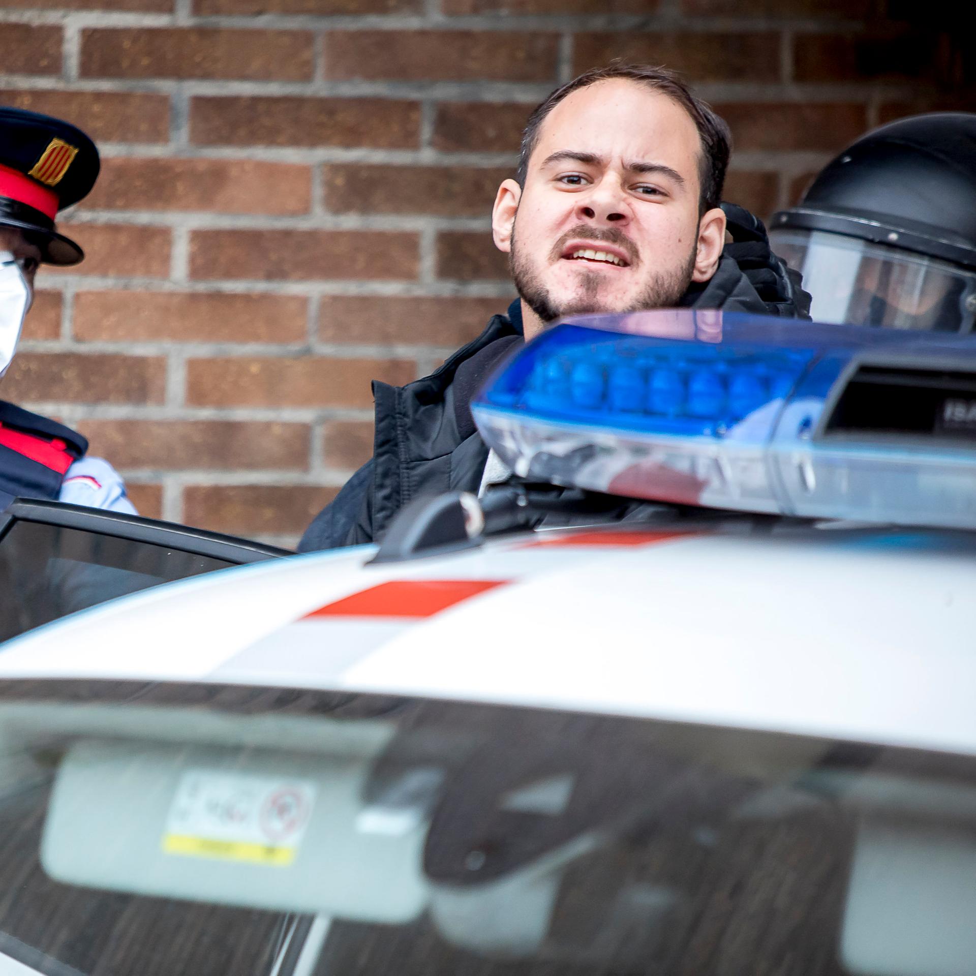 Der spanische Rapper Pablo Hasél wurde am 16. Februar 2021 von Polizisten festgenommen 