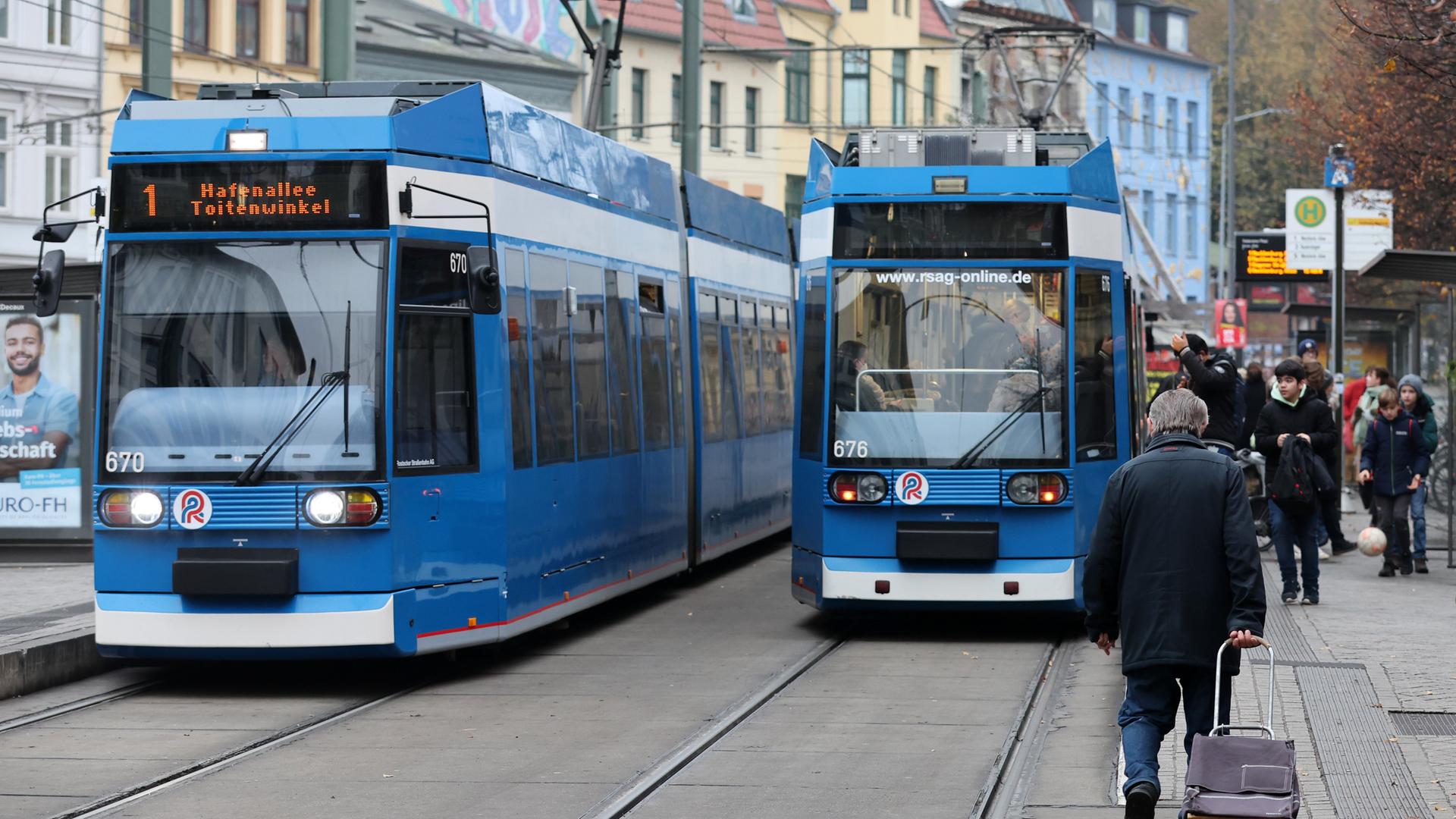 Ein älterer Mann beeilt sich, um eine Straßenbahn zu erreichen Ein älterer Mann beeilt sich, um eine Straßenbahn zu erreichen