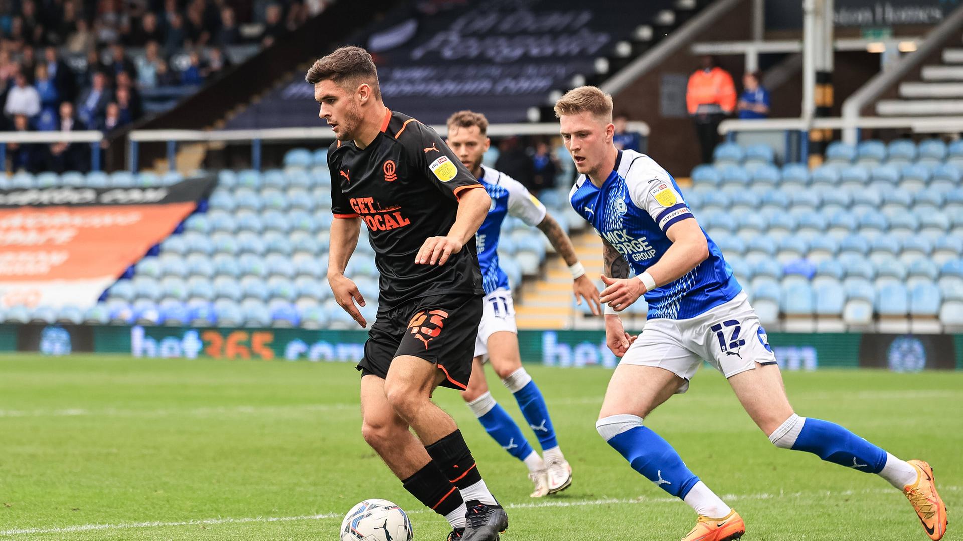 Jake Daniels (l.) im Spiel gegen Peterborough United. Jake Daniels (l.) im Spiel gegen Peterborough United.