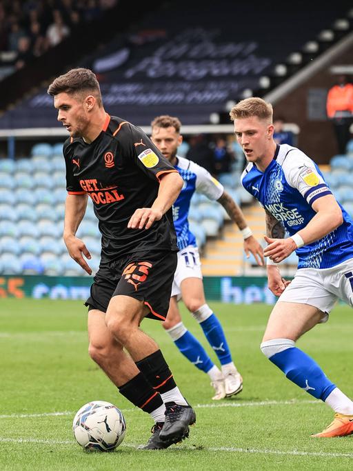Jake Daniels (l.) im Spiel gegen Peterborough United.