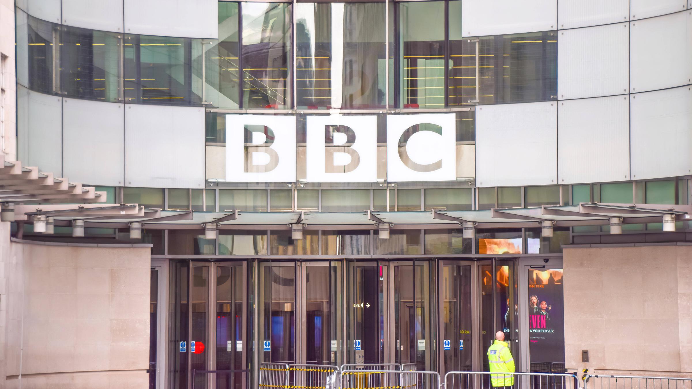 Eingangsbereich des BBC Broadcasting House im Zentrum von London. Über ...</p>

                        <a href=