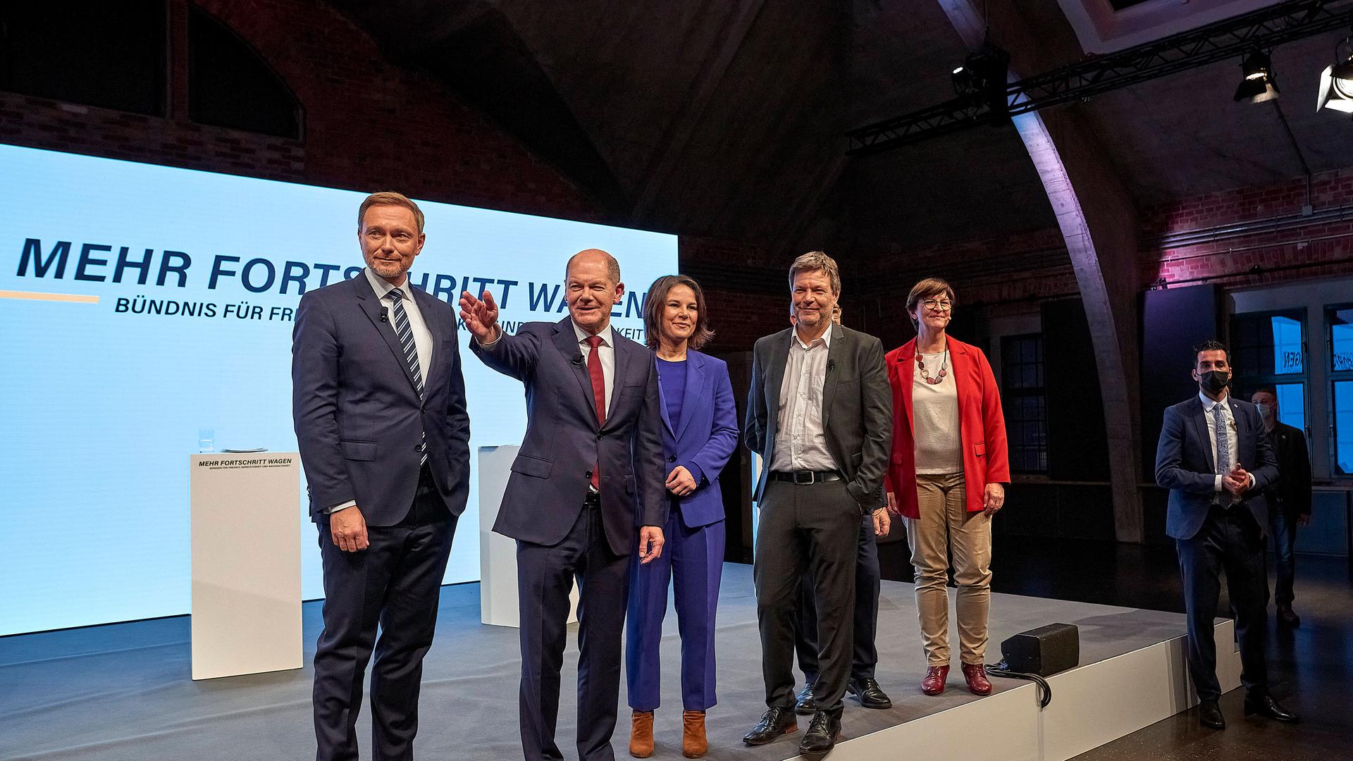 Christian Lindner (FPD), Olaf Scholz (SPD), Annalena Baerbock und Robert Habeck (beide Die Grünen-) sowie Saskia Esken (SPD) bei der Vorstellung des Entwurfs für einen Koalitionsvertrag Christian Lindner (FPD), Olaf Scholz (SPD), Annalena Baerbock und Robert Habeck (beide Die Grünen-) sowie Saskia Esken (SPD) bei der Vorstellung des Entwurfs für einen Koalitionsvertrag