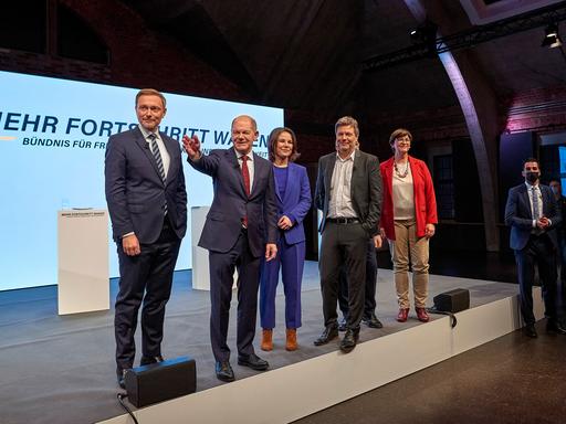 Christian Lindner (FPD), Olaf Scholz (SPD), Annalena Baerbock und Robert Habeck (beide Die Grünen-) sowie Saskia Esken (SPD) bei der Vorstellung des Entwurfs für einen Koalitionsvertrag
