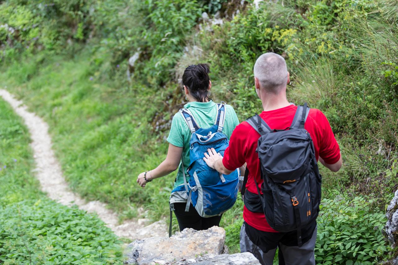 Zwei Menschen auf einem Wanderpfad Zwei Menschen auf einem Wanderpfad