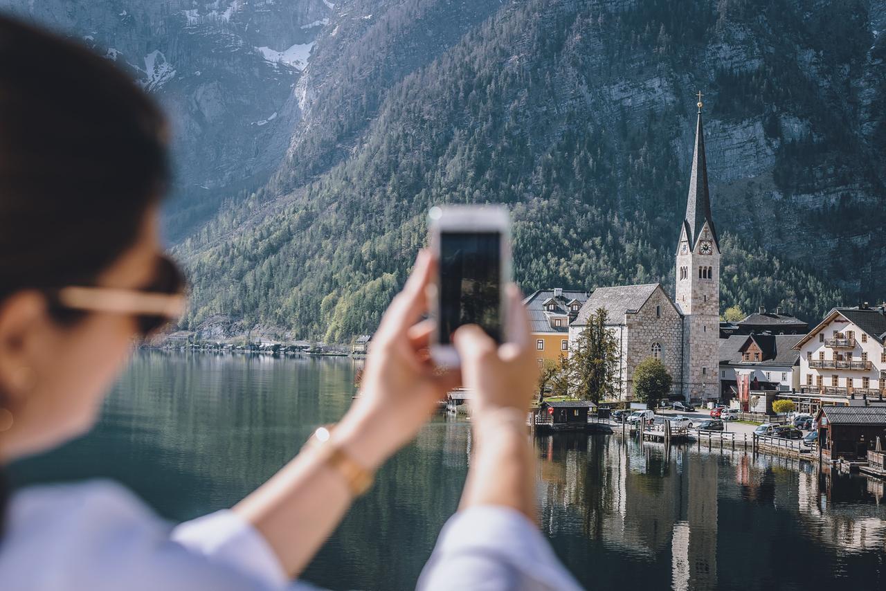 Eine Frau macht vor einer schönen Seekulisse ein Selfie. Eine Frau macht vor einer schönen Seekulisse ein Selfie.