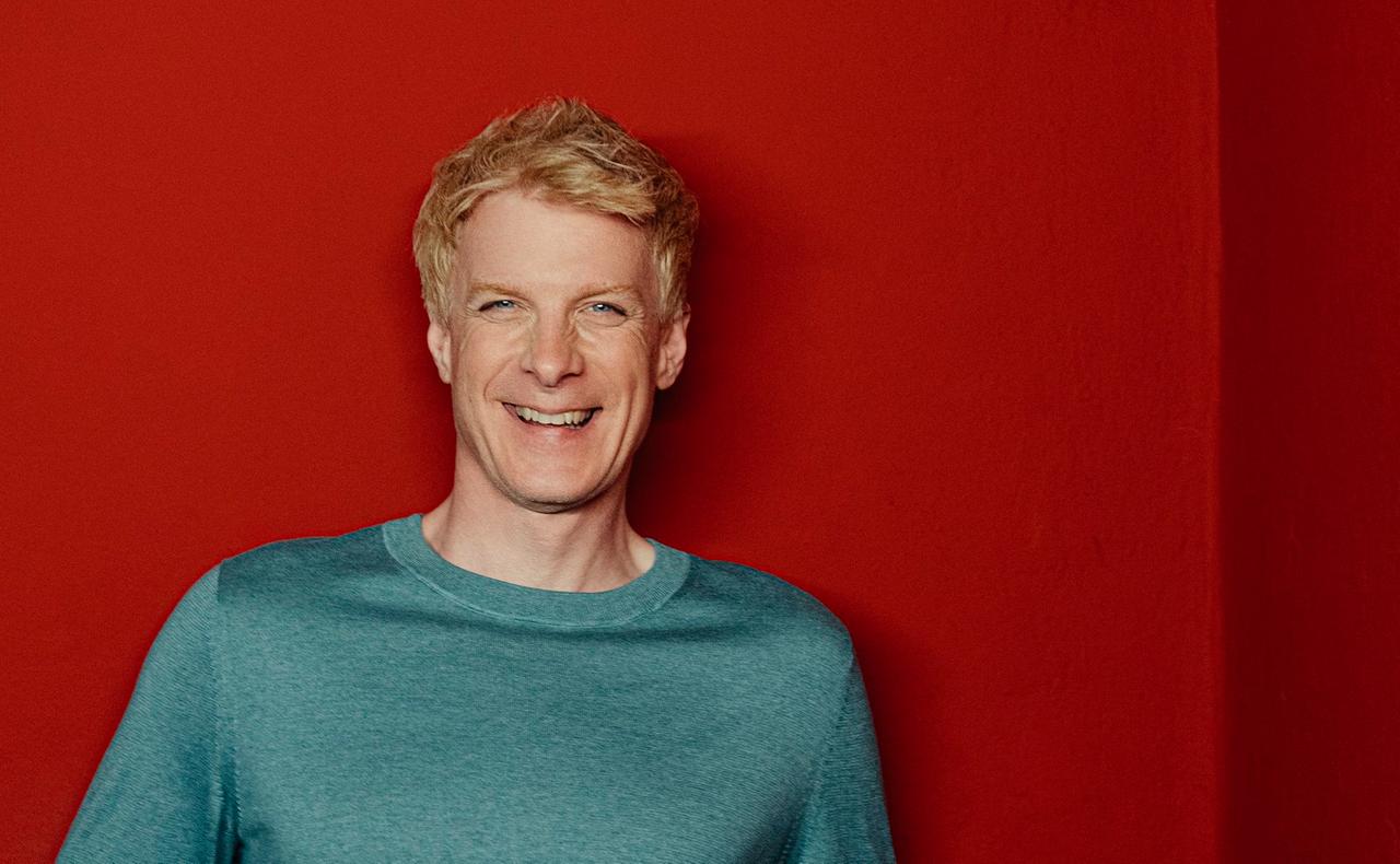 in Mann mit blonden kurzen Haaren lehnt gegen eine rote Wand. Er lacht. Es ist der schwedische Klarinettist Martin Fröst. in Mann mit blonden kurzen Haaren lehnt gegen eine rote Wand. Er lacht. Es ist der schwedische Klarinettist Martin Fröst.