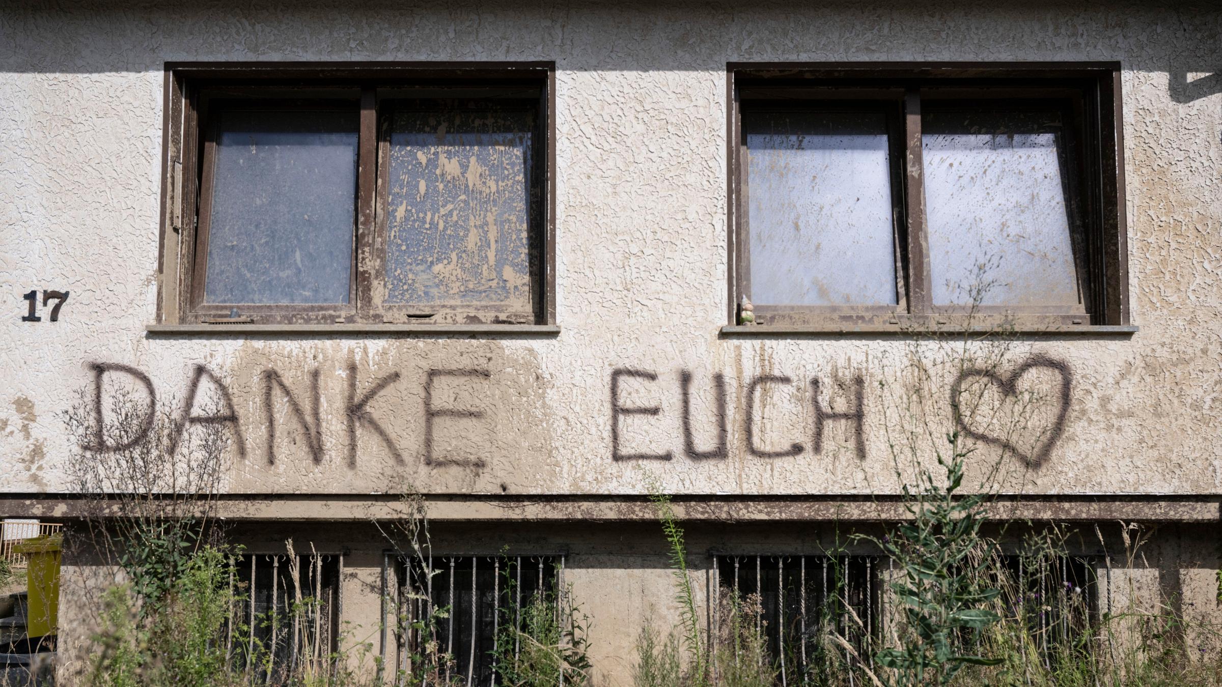 Dernau: An die Helfer gerichtet ist der Schriftzug "Danke Euch" an der Fassade eines von der Flut zerstörten Hauses in Dernau.