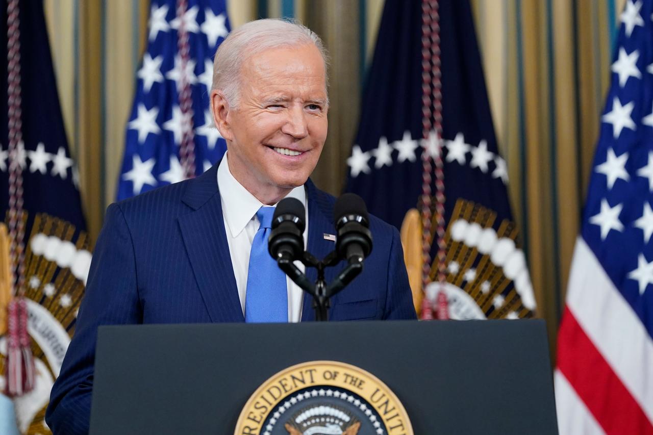 US-Präsident Joe Biden trifft im State Dining Room des Weißen Hauses in Washington ein, um zu sprechen. US-Präsident Joe Biden trifft im State Dining Room des Weißen Hauses in Washington ein, um zu sprechen.