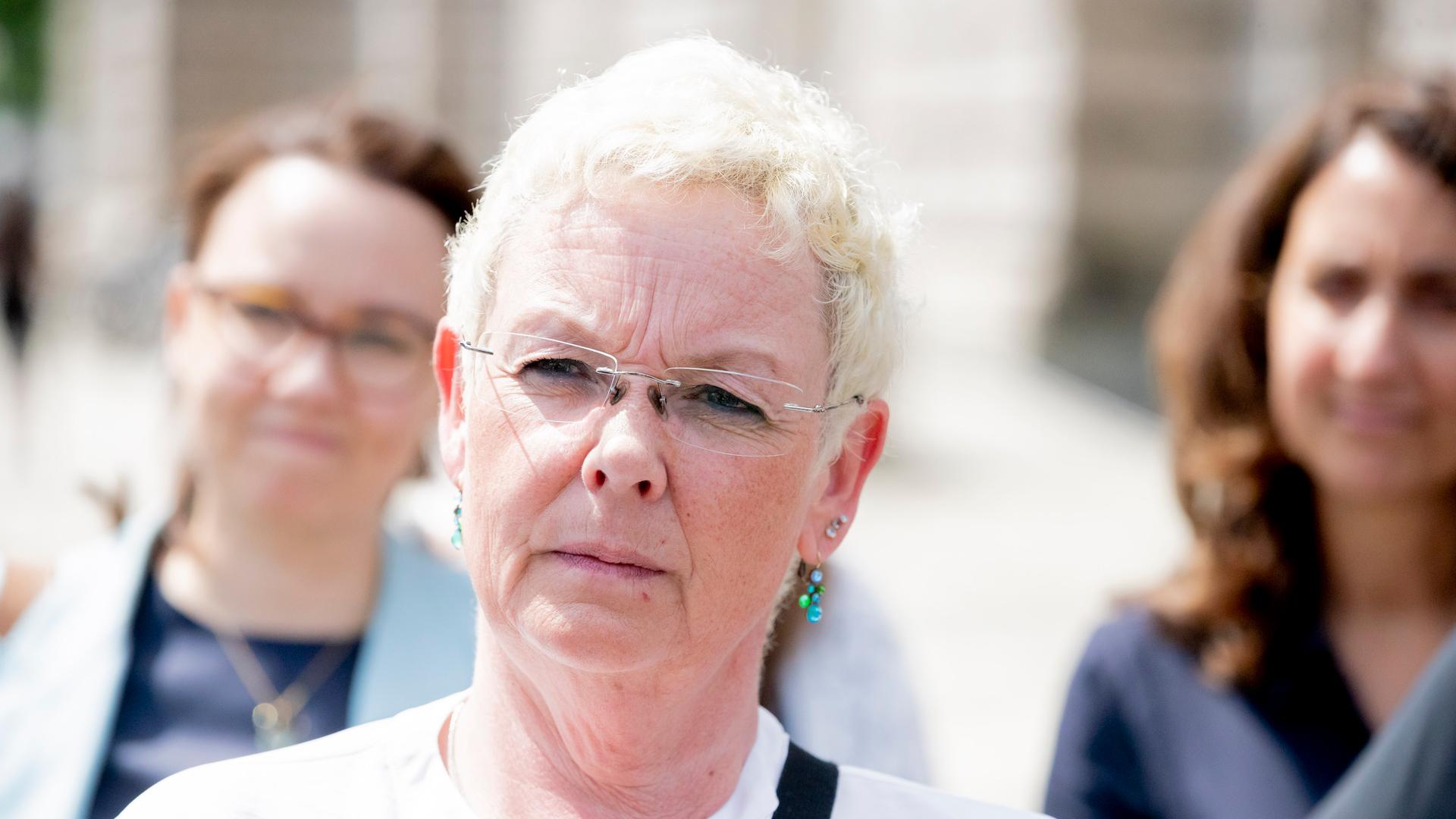 Susanne Holtkotte, Reinigungskraft aus Bochum, nimmt an einem Bildtermin anlässlich der Verabschiedung der Grundrente teil. Sie hat blonde kurze Haare und trägt eine weiße Bluse. Hinter ihr stehen zwei Frauen. Susanne Holtkotte, Reinigungskraft aus Bochum, nimmt an einem Bildtermin anlässlich der Verabschiedung der Grundrente teil. Sie hat blonde kurze Haare und trägt eine weiße Bluse. Hinter ihr stehen zwei Frauen.
