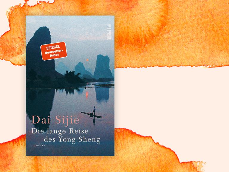 Das Cover von "Die lange Reise des Yong Sheng" zeigt den Buchtitel und -autor auf einem Foto eines Flusses im Sonnenuntergang. Auf dem Fluß steht ein Mahn auf einem Nachen, im Hintergrund sind Berge zu sehen.