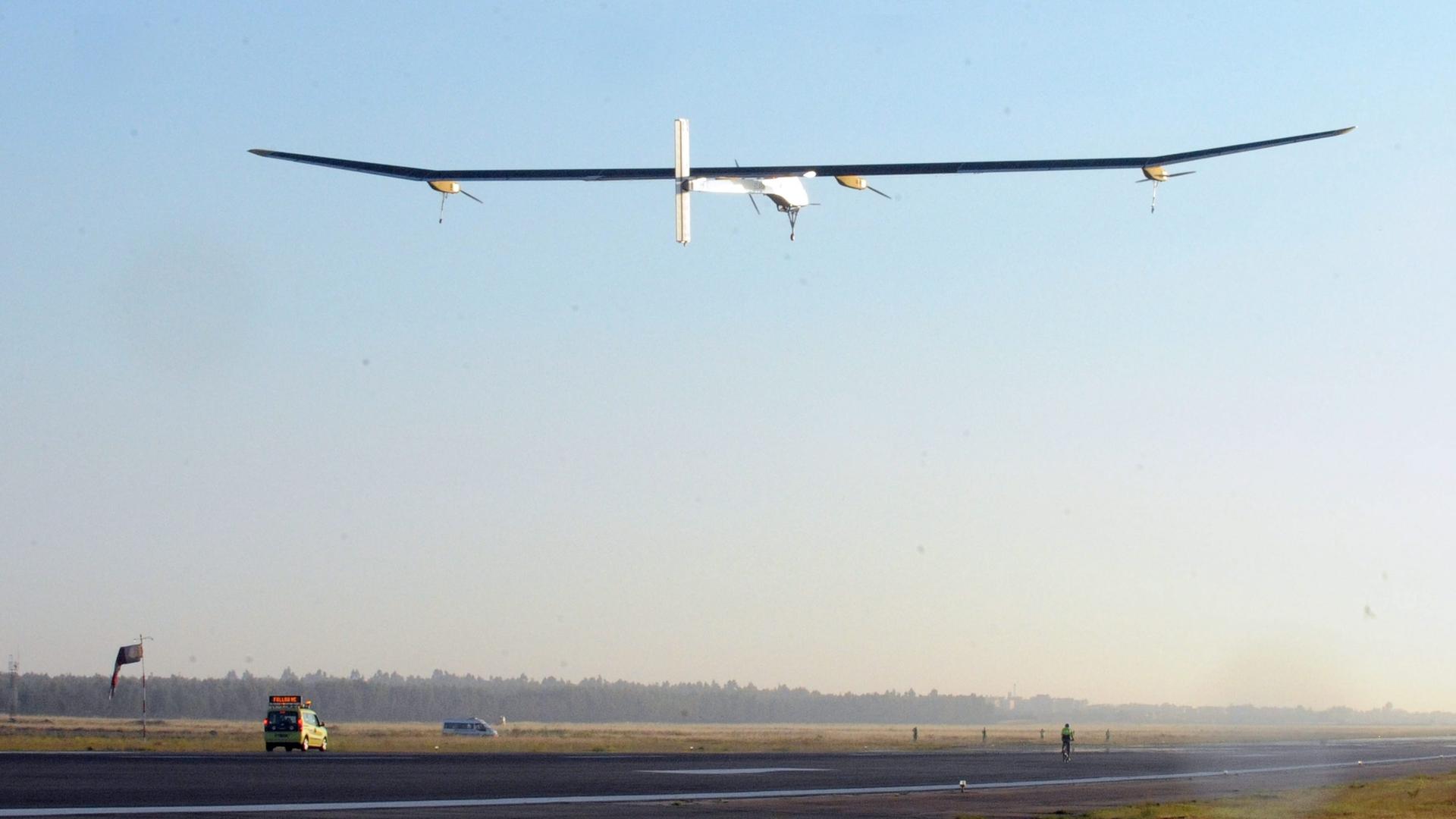 Das Solarflugzeug Solar Impluse“ hebt am 21. Juni 2012 wieder vom Flughafen Rabat ab. Drei Wochen zuvor war Pilot Bertrand Piccard der erste Interkontinentalflug eines Solarflieger gelungen Das Solarflugzeug Solar Impluse“ hebt am 21. Juni 2012 wieder vom Flughafen Rabat ab. Drei Wochen zuvor war Pilot Bertrand Piccard der erste Interkontinentalflug eines Solarflieger gelungen