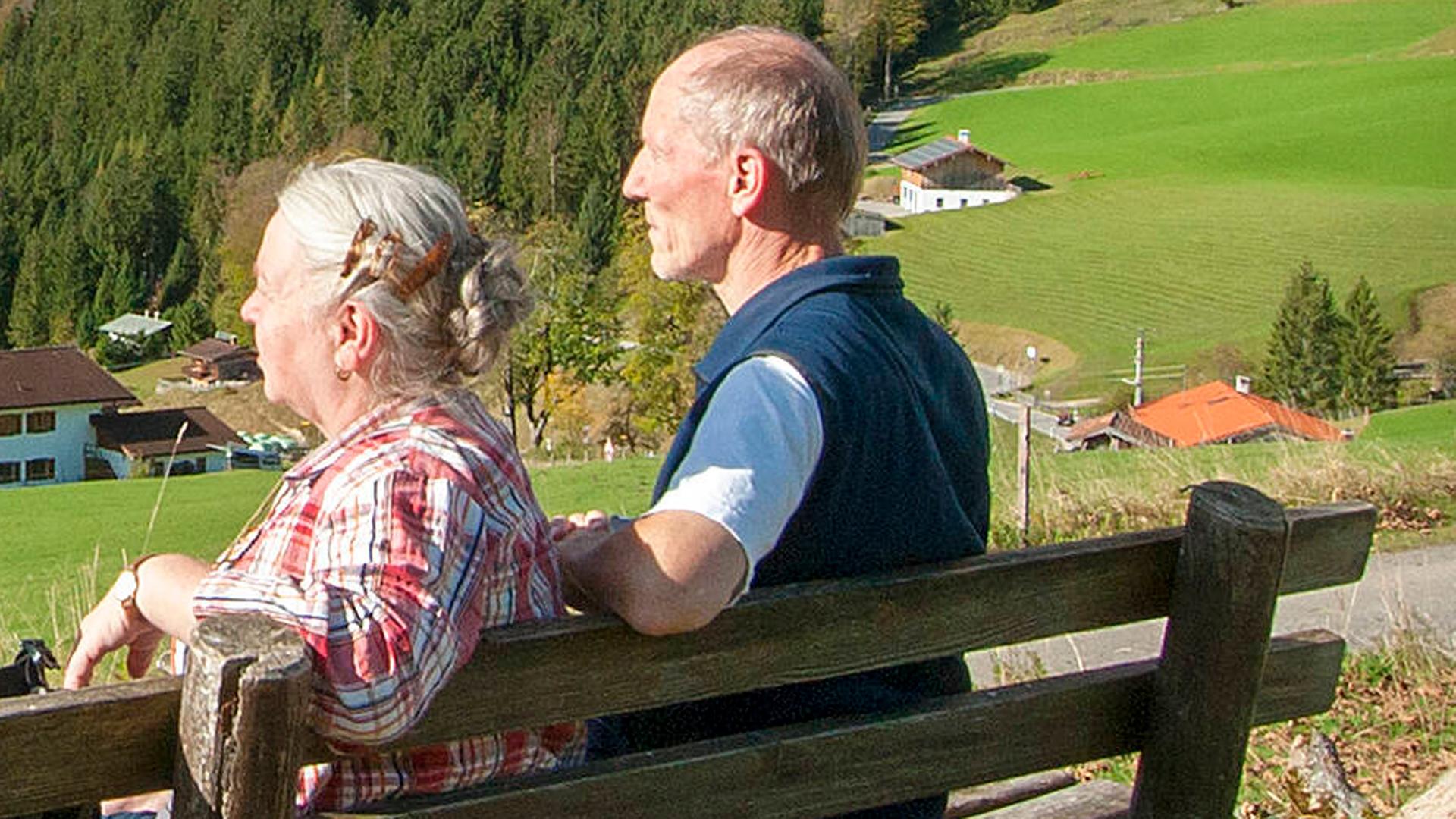 Das bayerische Ehepaar Anna und Karl Fritz haben keinen Zweifel an ihrer "gottgegebenen sozialen Stellung". Zu sehen: Ein älteres Ehepaar auf einer Bank. 