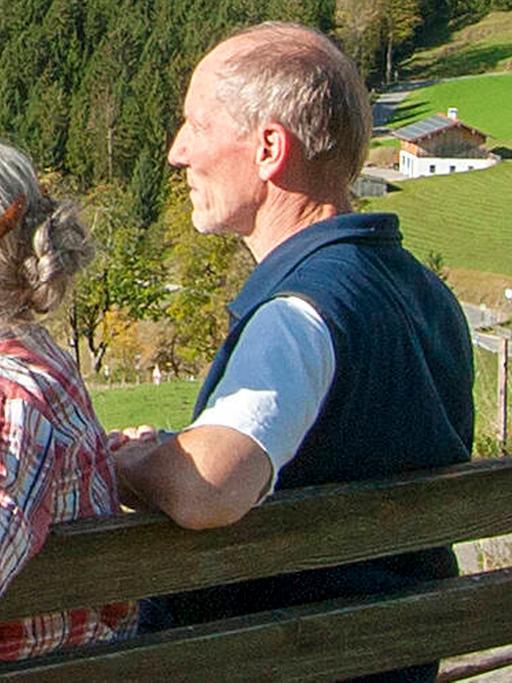 Das bayerische Ehepaar Anna und Karl Fritz haben keinen Zweifel an ihrer "gottgegebenen sozialen Stellung". Zu sehen: Ein älteres Ehepaar auf einer Bank. 