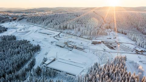 Luftaufnahmen der Wintersportsätten im Schnee.
