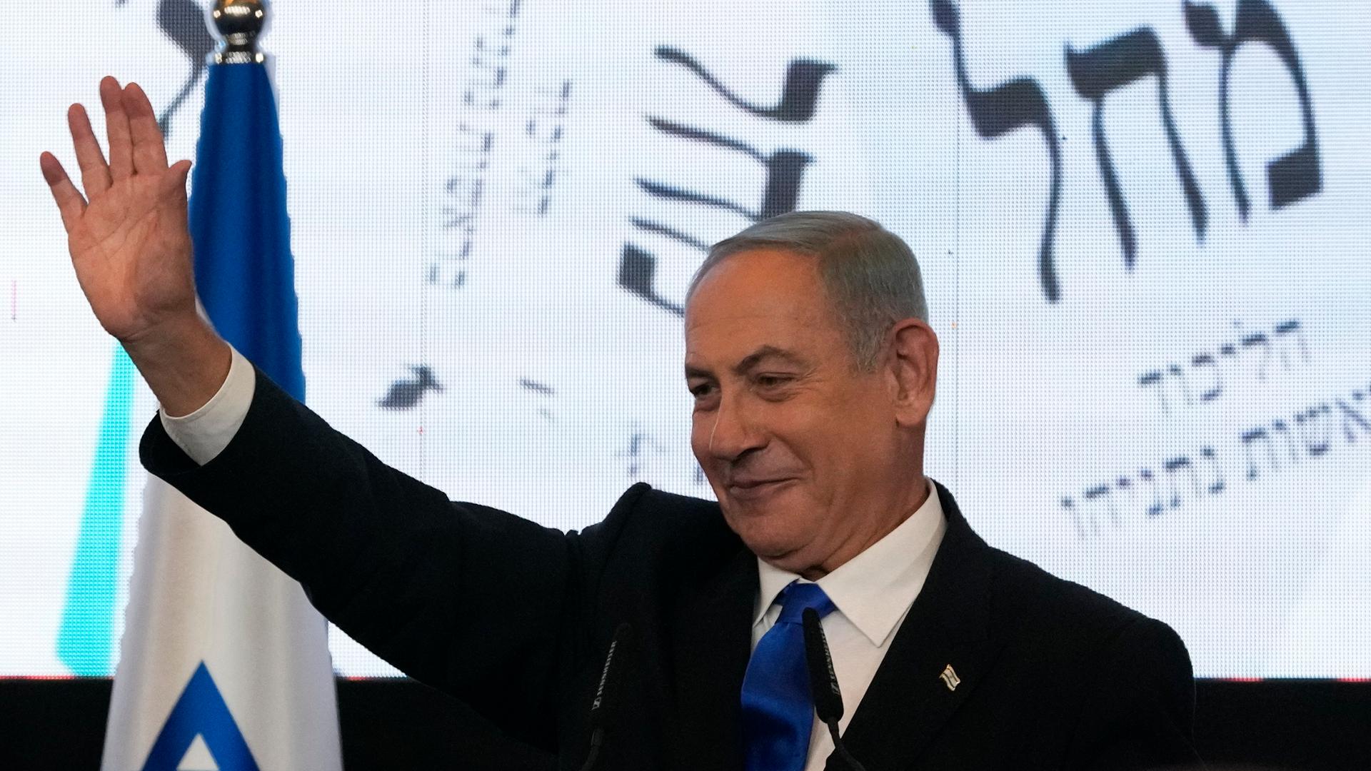Jerusalem: Benjamin Netanjahu, ehemaliger Ministerpräsident von Israel und Vorsitzender der Likud-Partei, winkt seinen Anhängern nach den ersten Ergebnissen der Parlamentswahlen 2022. 