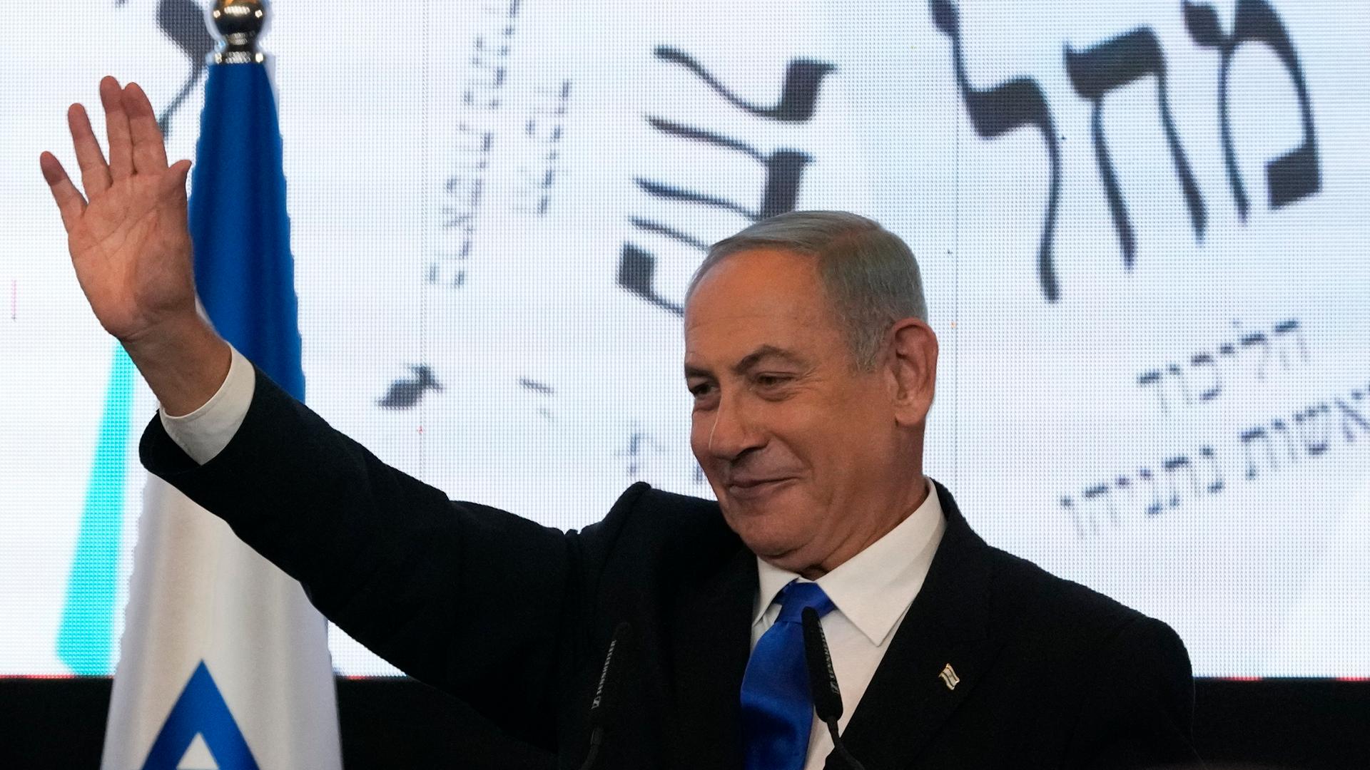 Jerusalem: Benjamin Netanjahu, ehemaliger Ministerpräsident von Israel und Vorsitzender der Likud-Partei, winkt seinen Anhängern nach den ersten Ergebnissen der Parlamentswahlen 2022. Jerusalem: Benjamin Netanjahu, ehemaliger Ministerpräsident von Israel und Vorsitzender der Likud-Partei, winkt seinen Anhängern nach den ersten Ergebnissen der Parlamentswahlen 2022.