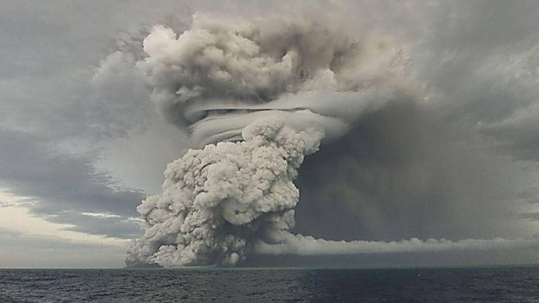 Ein riesige graue Wolke über dem Meer und dem Vulkan Hunga Tonga-Hunga Ha'apai.