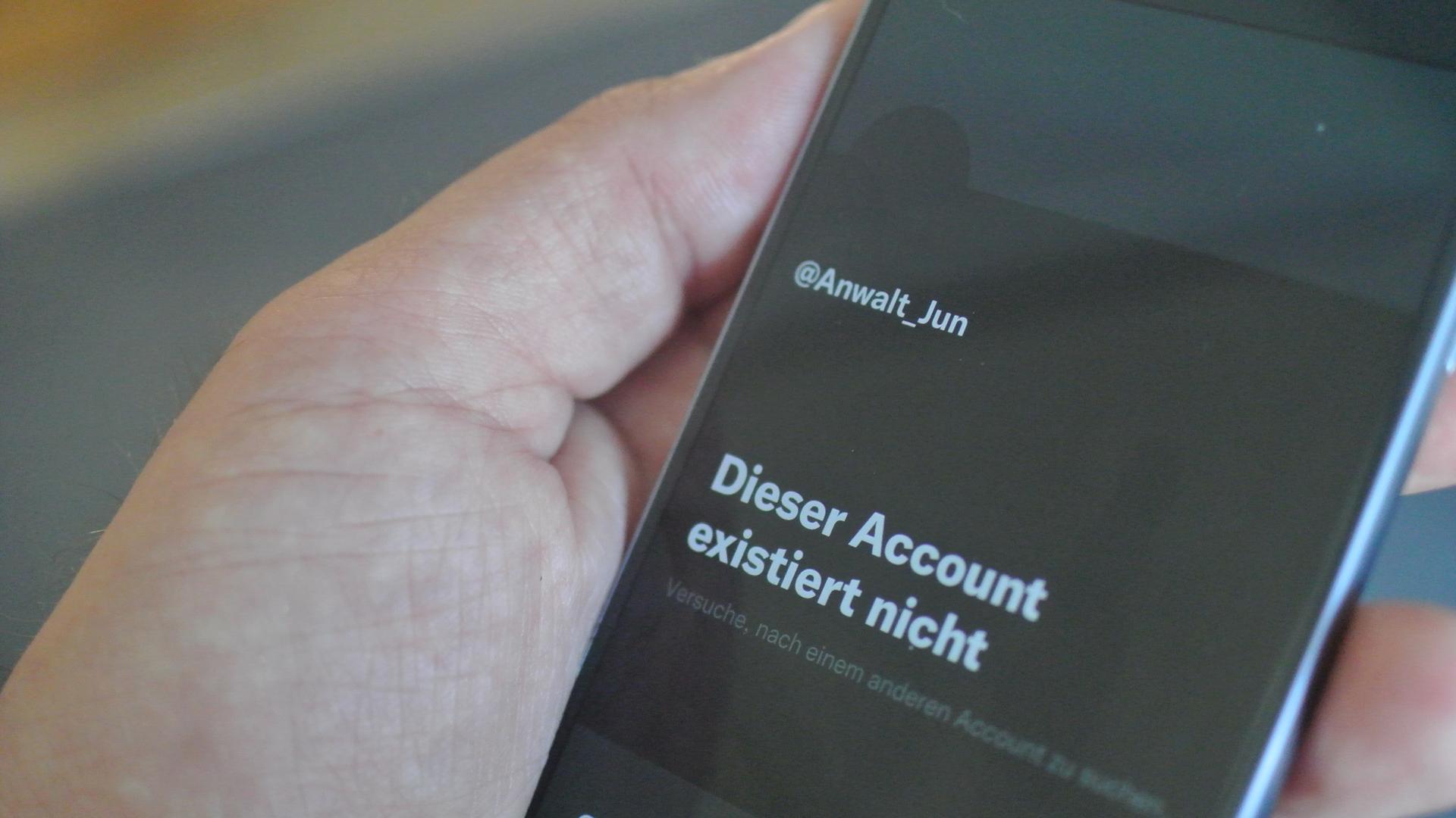 Eine Hand hält ein Smartphone Eine Hand hält ein Smartphone