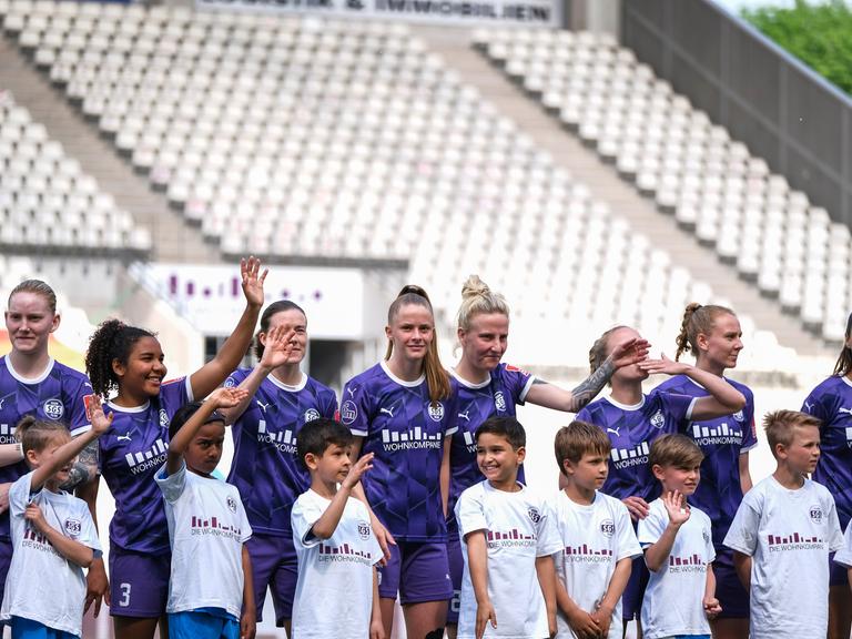 Die Frauen der SGS Essen grüßen ihre Fans vor dem Spiel gegen den MSV Duisburg 
