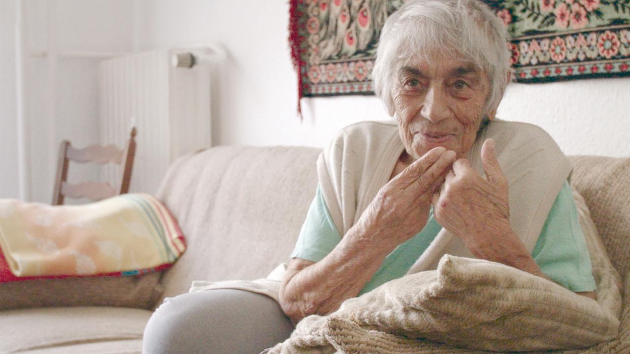 Eine sehr alte Frau blickt in die Kamera. Eine sehr alte Frau blickt in die Kamera.