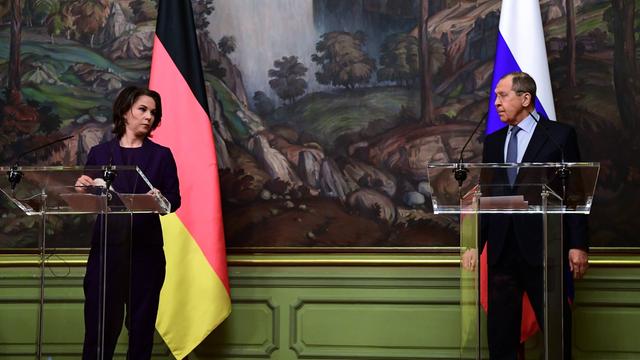 Die deutsche Außenministerin Annalena Baerbock und ihr russischer Amtskollege Lawrov. Beide stehen jeweils an einem Rednerpult vor ihren jeweiligen Landesflaggen.