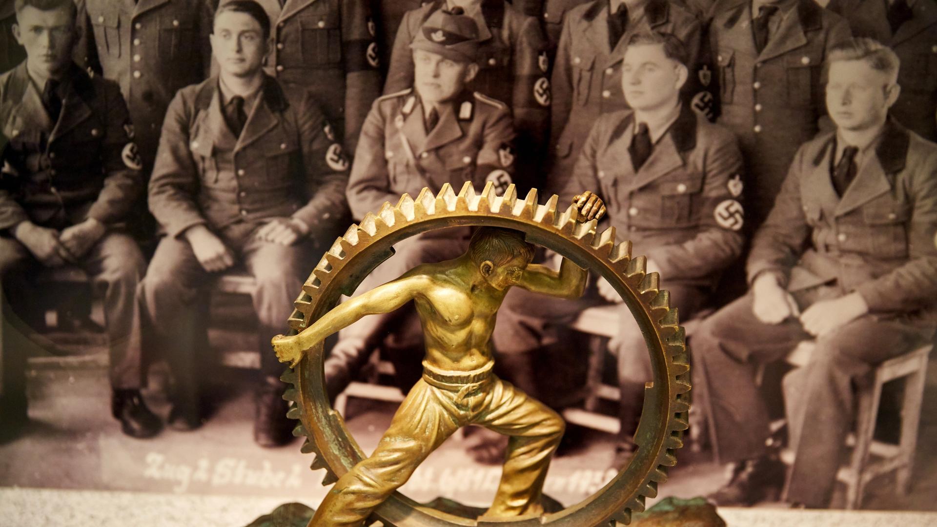 Ein Arbeiter in einem mannshohen Zahnrad: Eine Skulptur der Deutschen Arbeitsfront als Geschenk an Robert Ley, 1938. (Foto: Deutsches Historisches Museum, Berlin) Ein Arbeiter in einem mannshohen Zahnrad: Eine Skulptur der Deutschen Arbeitsfront als Geschenk an Robert Ley, 1938. (Foto: Deutsches Historisches Museum, Berlin)