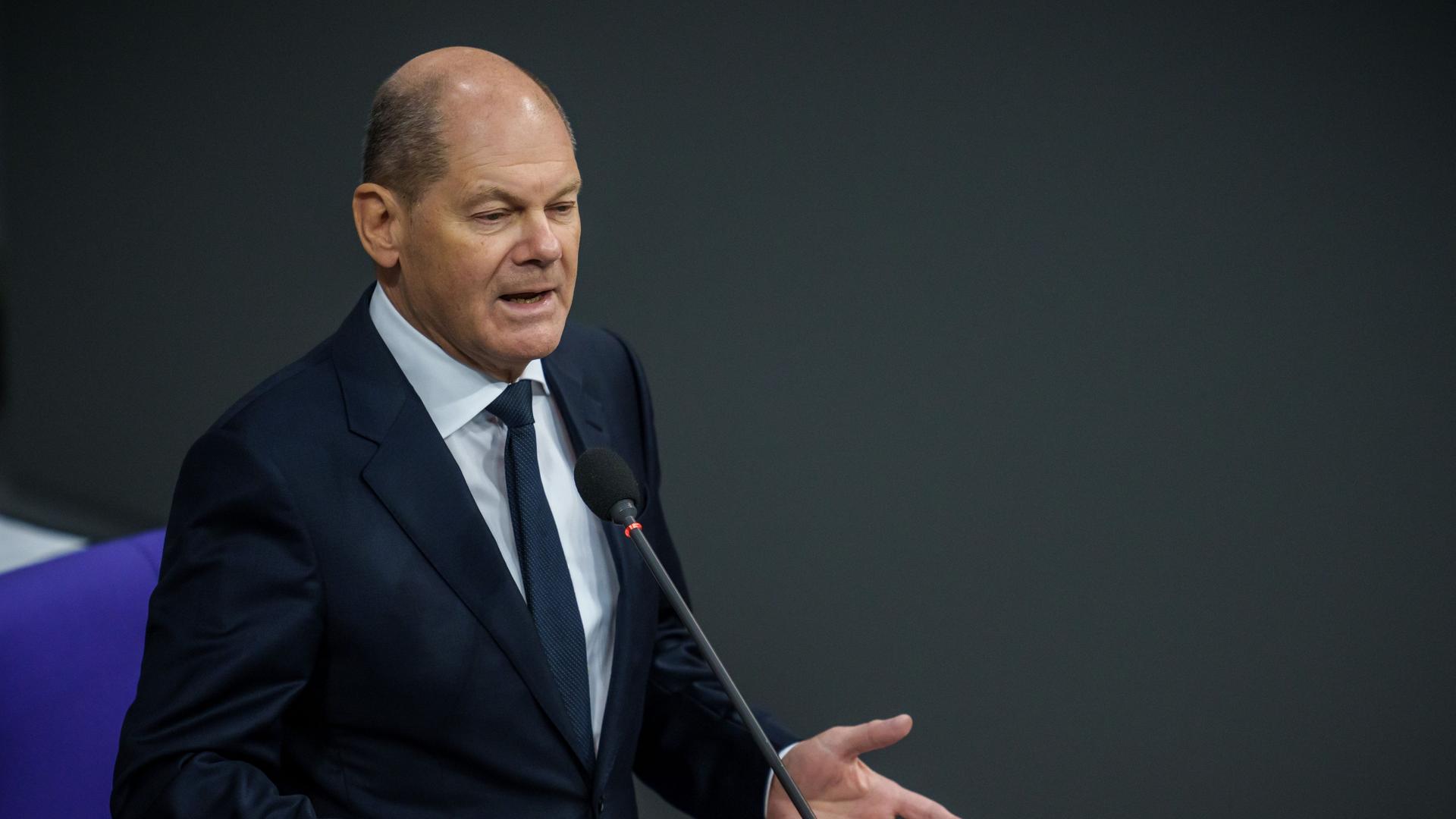 Berlin: Bundeskanzler Olaf Scholz nimmt an der Regierungsbefragung im Bundestag teil. Zuvor hatte Scholz mitgeteilt, dass die Bundesregierung Leopard-Kampfpanzer an die Ukraine liefern will. Berlin: Bundeskanzler Olaf Scholz nimmt an der Regierungsbefragung im Bundestag teil. Zuvor hatte Scholz mitgeteilt, dass die Bundesregierung Leopard-Kampfpanzer an die Ukraine liefern will.