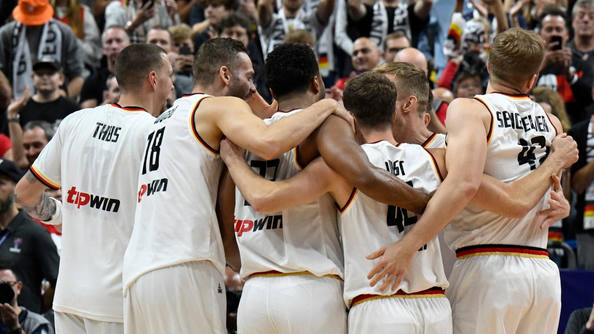 Die deutschen Basketballer feiern den dritten Platz bei der EM. Die deutschen Basketballer feiern den dritten Platz bei der EM.