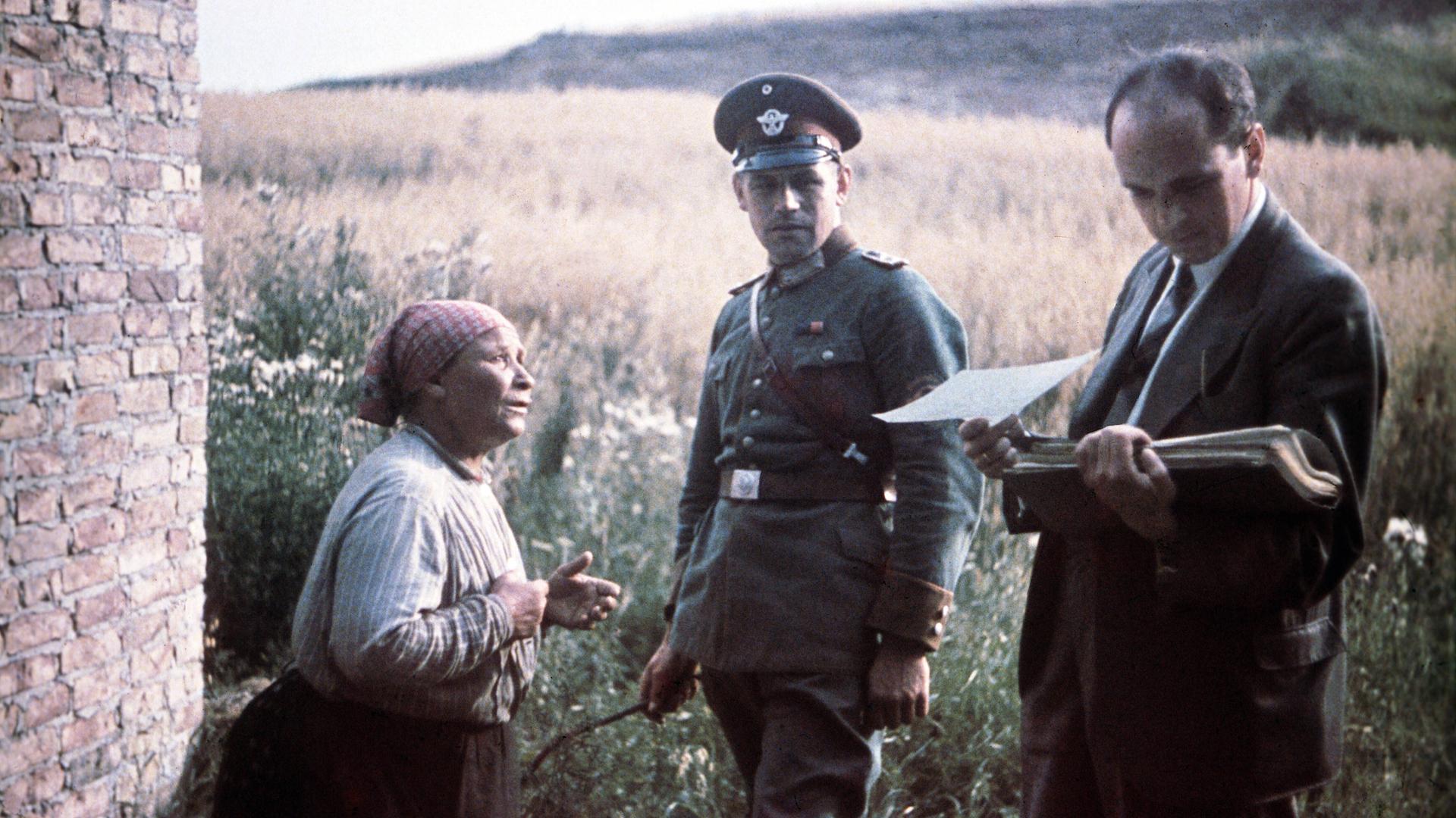 Robert Ritter, Leiter der sognannten „Rassehygienischen Forschungsstelle“, circa 1938 bei der Befragung einer Roma-Frau Robert Ritter, Leiter der sognannten „Rassehygienischen Forschungsstelle“, circa 1938 bei der Befragung einer Roma-Frau