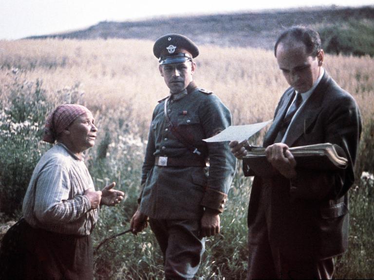 Robert Ritter, Leiter der sognannten „Rassehygienischen Forschungsstelle“, circa 1938 bei der Befragung einer Roma-Frau