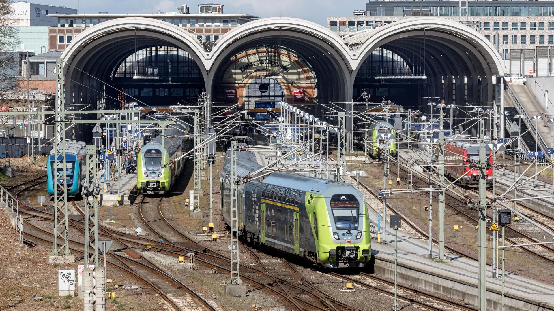 Eine Regionalbahn fährt aus dem Bahnhof Kiel heraus. Eine Regionalbahn fährt aus dem Bahnhof Kiel heraus.
