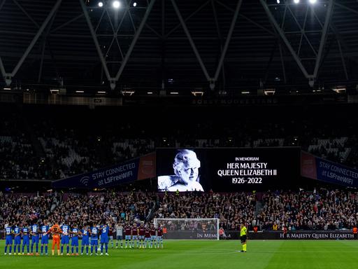 Schweigeminute für die Queen beim Spiel in der Conference Leagzue zwischen West Ham United und FCSB im London Stadium.