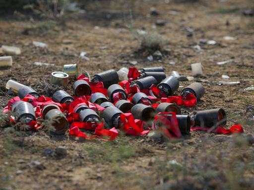 Nicht explodierte Submunition einer Streubombe, die in einem abgelegenen Gebiet in der Nähe der Erdölpipeline Baku - Tiflis - Ceyhan (BTC) eingeschlagen ist, ist während des anhaltenden militärischen Konflikts um die abtrünnige Region Berg-Karabach am 7. Oktober 2020.