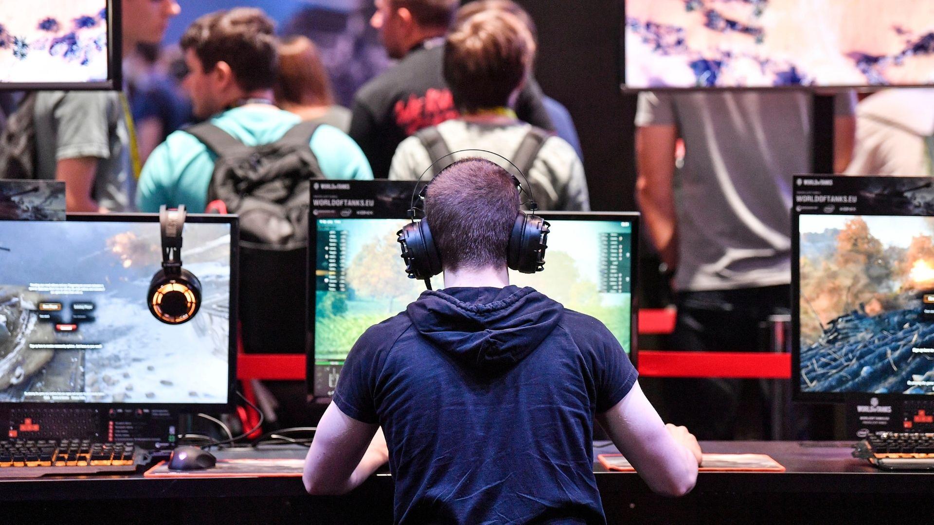 Ein Junge spielt Videospiele Ein Junge spielt Videospiele