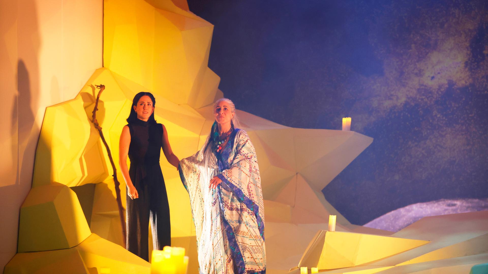 Die Schauspielerinnen Vidina Popov und Orit Nahmias in einer Szene des Stücks "Blood Moon Blues". Die Schauspielerinnen Vidina Popov und Orit Nahmias in einer Szene des Stücks "Blood Moon Blues".