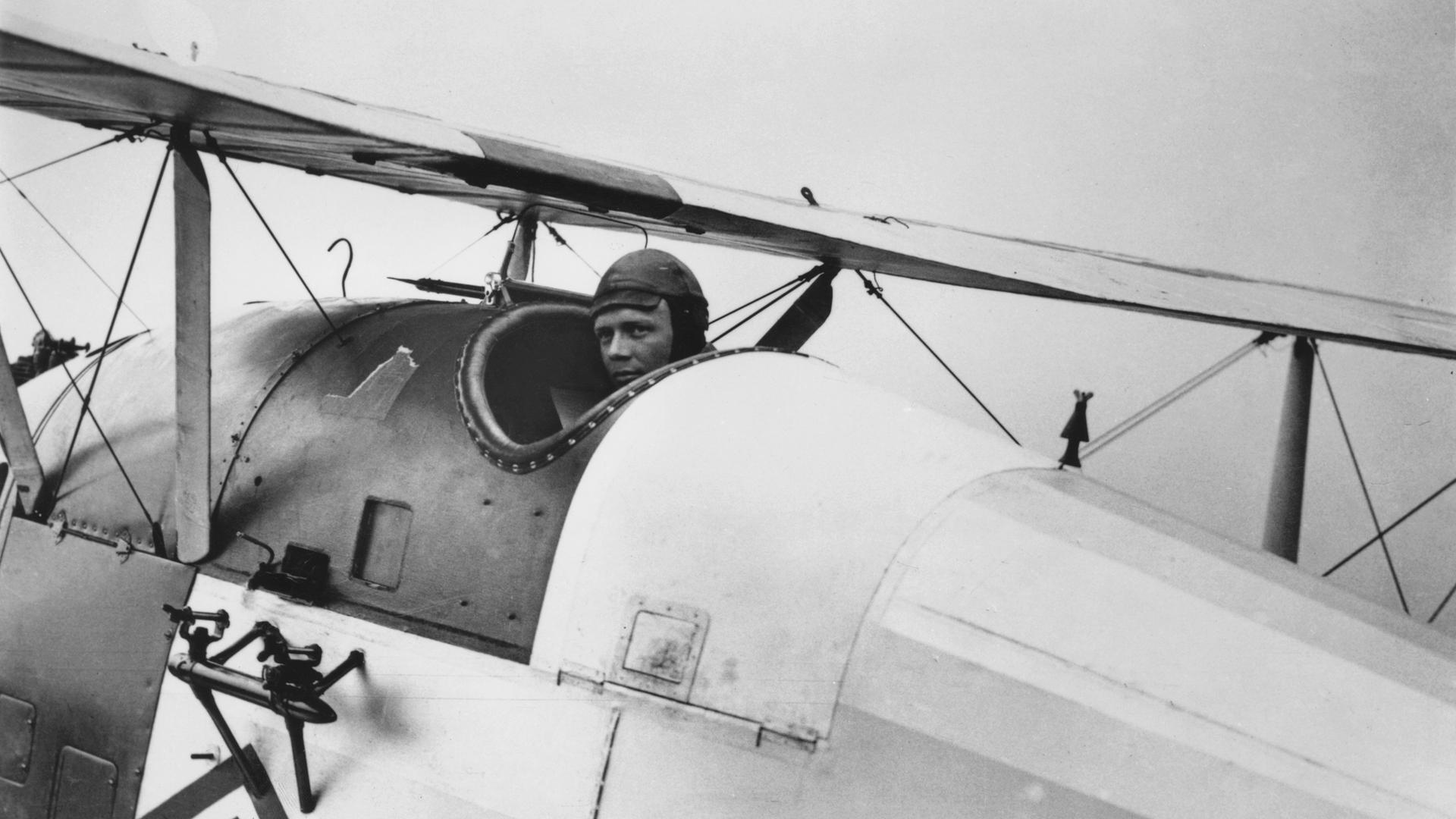 Der amerikanische Pilot Charles Lindbergh (1902 - 1974) bei seiner Ankunft in England bei seinem historischen Flug über den Atlantik im Mai 1927. Der amerikanische Pilot Charles Lindbergh (1902 - 1974) bei seiner Ankunft in England bei seinem historischen Flug über den Atlantik im Mai 1927.