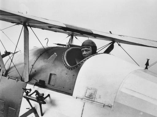 Der amerikanische Pilot Charles Lindbergh (1902 - 1974) bei seiner Ankunft in England bei seinem historischen Flug über den Atlantik im Mai 1927.