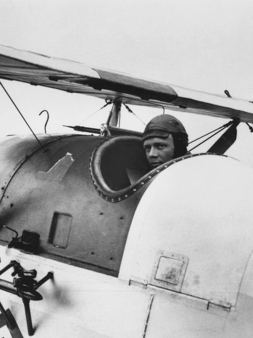 Der amerikanische Pilot Charles Lindbergh (1902 - 1974) bei seiner Ankunft in England bei seinem historischen Flug über den Atlantik im Mai 1927.