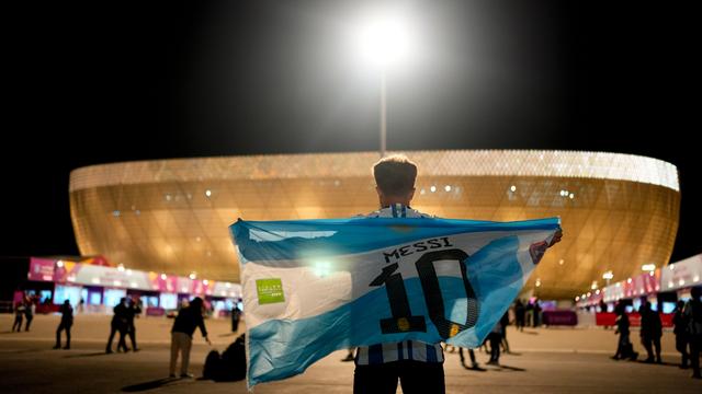 Ein Mann hält die argentinische Flagge vor dem Lusail-Stadion in Katar.