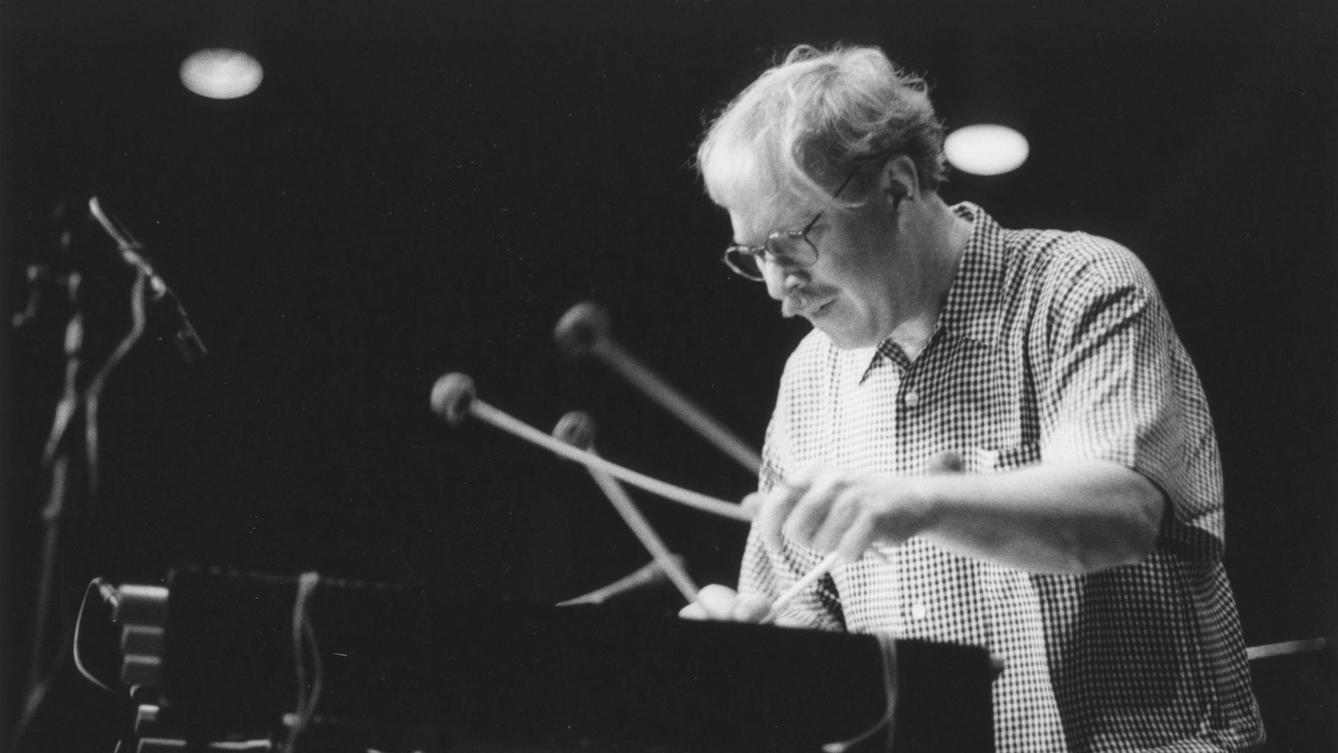 Der US-amerikanische Jazz-Vibrafonist Gary Burton spielt mit vier Schlägeln auf seinem Instrument, ca. im Jahr 2000.