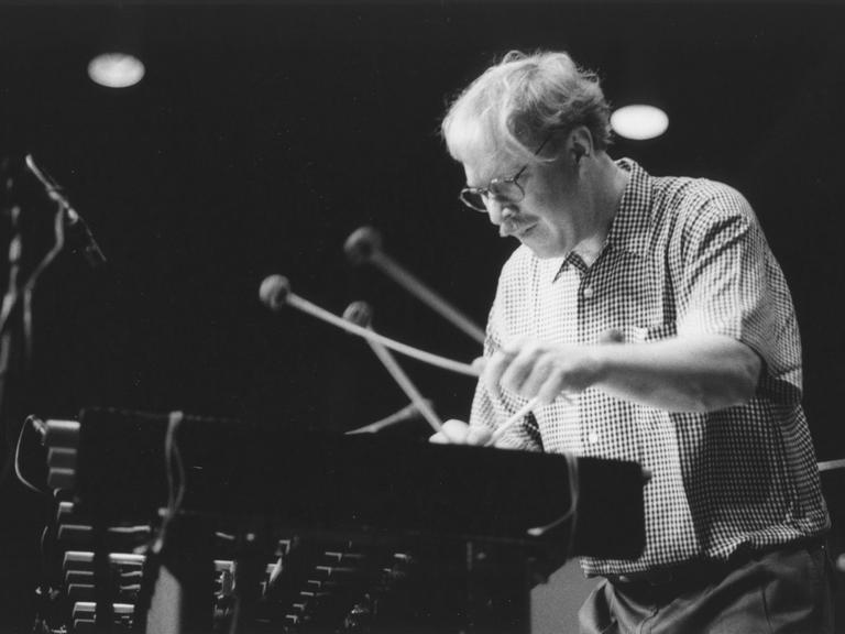 Der US-amerikanische Jazz-Vibrafonist Gary Burton spielt mit vier Schlägeln auf seinem Instrument, ca. im Jahr 2000.