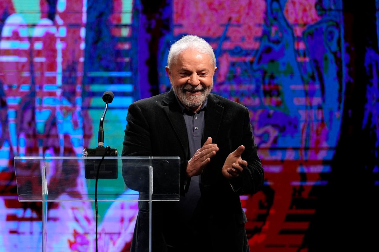 Der ehemalige brasilianische Präsident Luiz Inacio Lula da Silva, der erneut für das Präsidentenamt kandidiert, lächelt nach Schließung der Wahllokale in Sao Paulo, Brasilien, seinen Anhängern zu. Der ehemalige brasilianische Präsident Luiz Inacio Lula da Silva, der erneut für das Präsidentenamt kandidiert, lächelt nach Schließung der Wahllokale in Sao Paulo, Brasilien, seinen Anhängern zu.