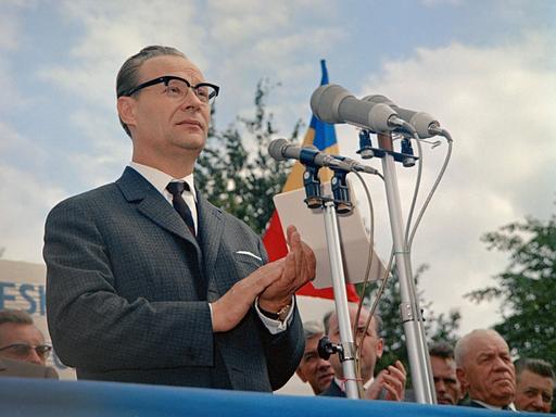 Alexander Dubcek spricht als Vorsitzender der Kommunistischen Partei der Tschecheslowakei auf einer Kundgebung in Prag