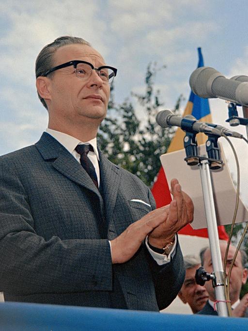 Alexander Dubcek spricht als Vorsitzender der Kommunistischen Partei der Tschecheslowakei auf einer Kundgebung in Prag