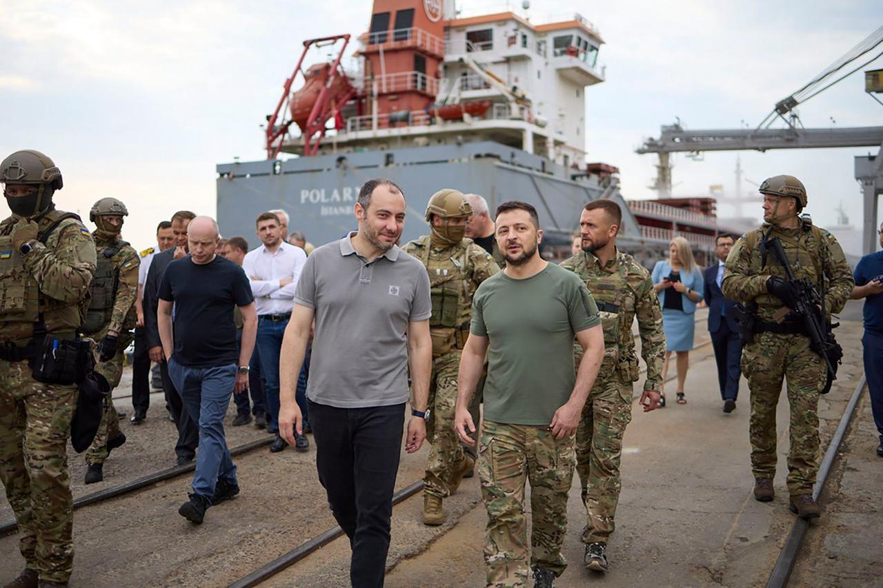 Wolodymyr Selenskyj (M), Präsident der Ukraine, mit Botschaftern verschiedener Länder und UN-Beamten, in einen Hafen in Chornomork während der Verladung von Getreide auf ein türkisches Schiff.